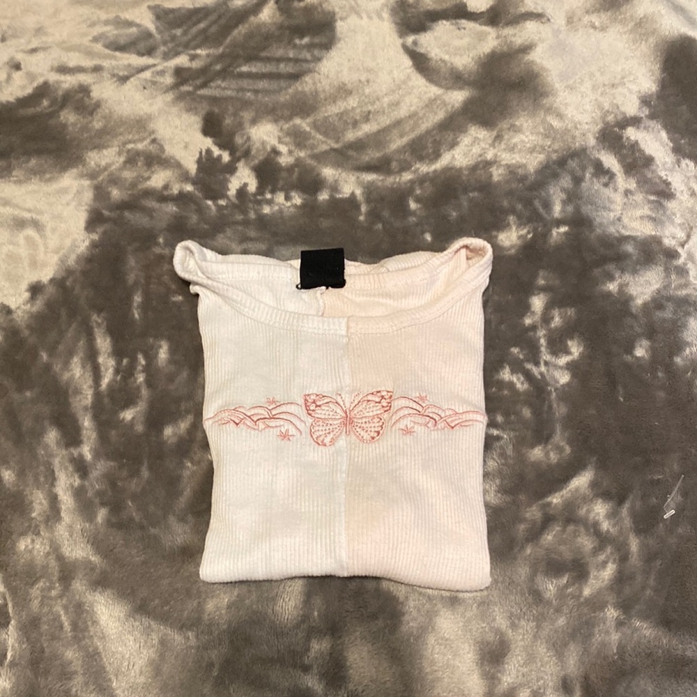 rue 21 half white half pink butterfly cropped shirt in size XS